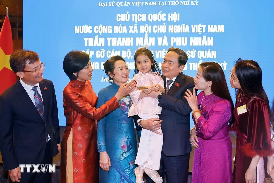 Chủ tịch Quốc hội Trần Thanh Mẫn và Phu nhân gặp gỡ cán bộ nhân viên Đại sứ quán và cộng đồng người Việt Nam tại Thổ Nhĩ Kỳ. (Ảnh: Doãn Tấn/TTXVN)