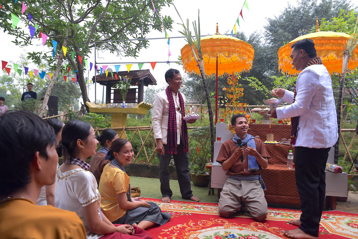 Nghi thức đút cốm dẹp là điểm nhấn. 