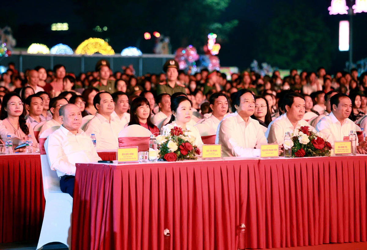 Đông đảo đại biểu và nhân dân dự Lễ khai mạc.