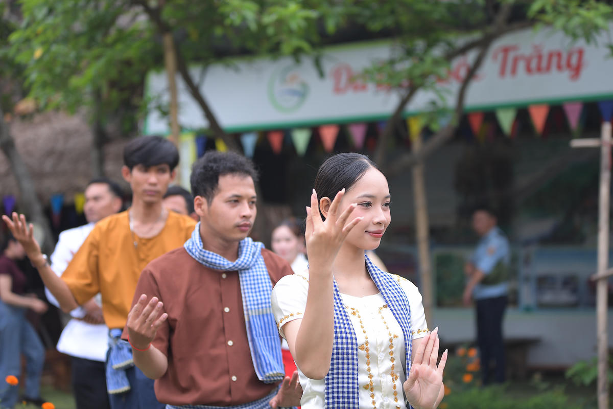  Mọi người cùng nhau ca hát, nhảy múa tạo nên bức tranh sinh động, đậm đà bản sắc của người Khmer đất Vĩnh Long.