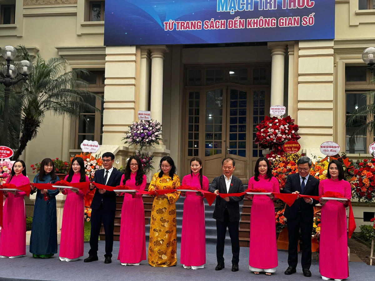 Các đại biểu thực hiện nghi thức khai mạc&nbsp;Ngày Sách và Văn hóa đọc Việt Nam lần thứ 5 năm 2026.