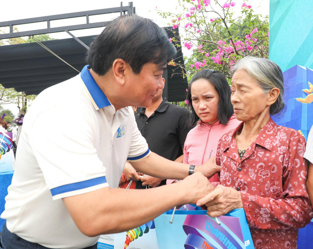 Quảng Trị: Tổ chức Thượng cờ tại Đôi bờ Hiền Lương - Bến Hải