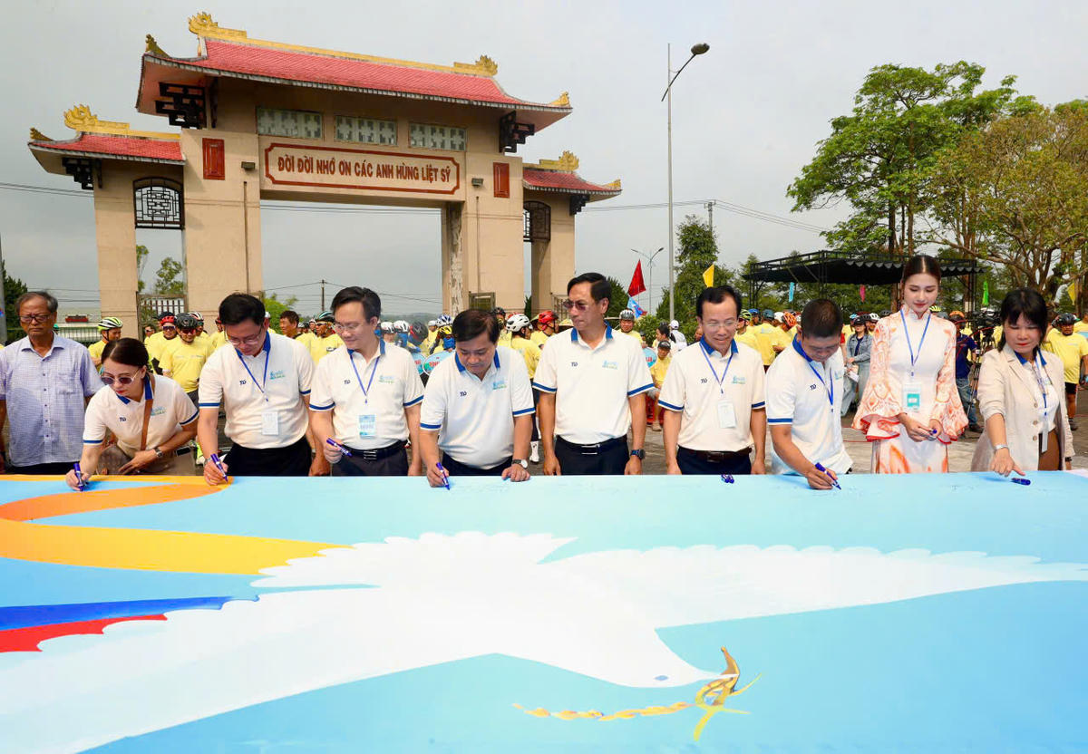 Quảng Trị: Tổ chức Thượng cờ tại Đôi bờ Hiền Lương - Bến Hải