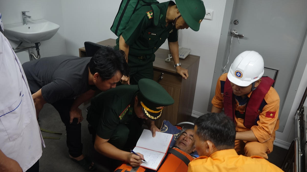 Làm thủ tục bàn giao ngư dân về bờ. Ảnh: Văn Thuần.