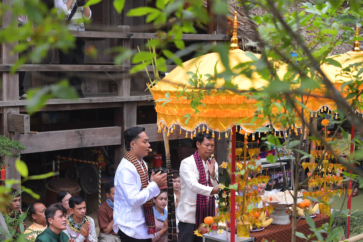 Lễ cúng có gốc từ lâu đời, diễn ra vào ngày rằm tháng 10 hằng năm (theo lịch của người Khmer). Đây là dịp để người Khmer tri ân thiên nhiên, cầu mong cuộc sống no đủ, bình an.