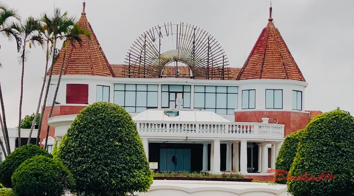 Nhìn từ xa, Casino Đồ Sơn giống như tòa lâu đài. Ảnh: PT.&nbsp;