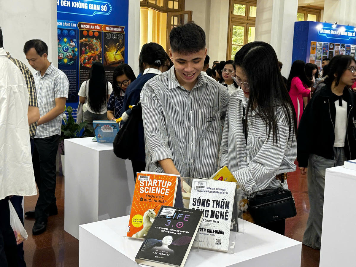 Nhiều bạn trẻ yêu thích đọc sách đã đến tham gia khai mạc, trưng bày Ngày Sách và Văn hóa đọc Việt Nam.