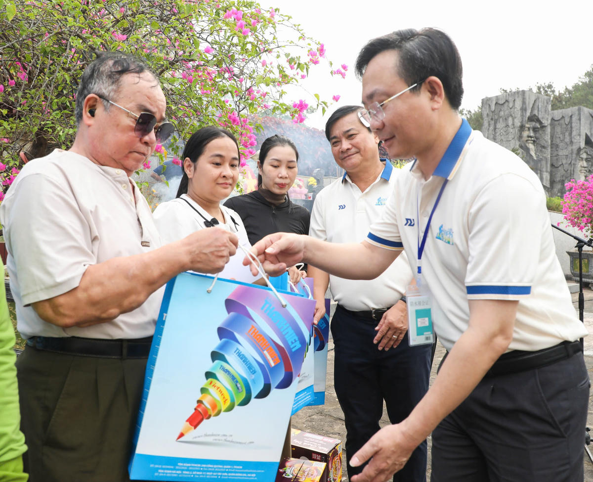 Quảng Trị: Tổ chức Thượng cờ tại Đôi bờ Hiền Lương - Bến Hải