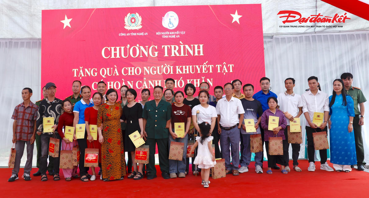 Công an tỉnh Nghệ An đã trao 20 suất quà cho các hội viên có hoàn cảnh khó khăn. Ảnh: ĐB