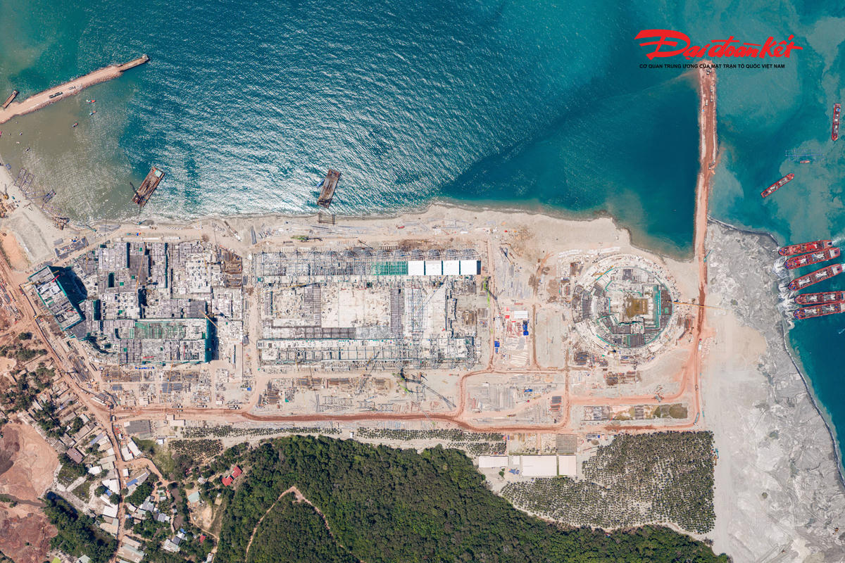 Đáng chú ý, không gian hội nghị và triển lãm có diện tích lên tới 11.050 m2 được thiết kế với kết cấu vượt nhịp 81m không cột,&nbsp; dự kiến xác lập kỷ lục lớn nhất thế giới. Để tạo nên không gian rộng tương đương chiều dài một sân bóng đá mà không cần cột chống giữa, toàn bộ hệ mái thép nặng khoảng 12.000 tấn được tính toán kỹ lưỡng để “treo” từ hai phía, thay vì chống đỡ trực tiếp xuống nền.