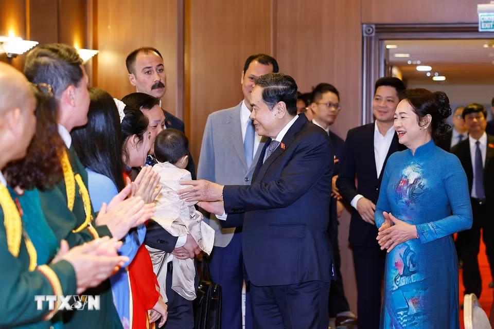 Chủ tịch Quốc hội Trần Thanh Mẫn và Phu nhân gặp gỡ cán bộ nhân viên Đại sứ quán và cộng đồng người Việt Nam tại Thổ Nhĩ Kỳ. (Ảnh: Doãn Tấn/TTXVN)