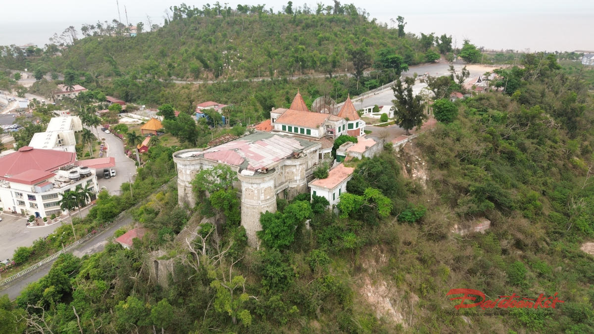 Phía sau Casino có cầu thang bằng đá đi xuống bãi biển. Ảnh: PT.&nbsp;