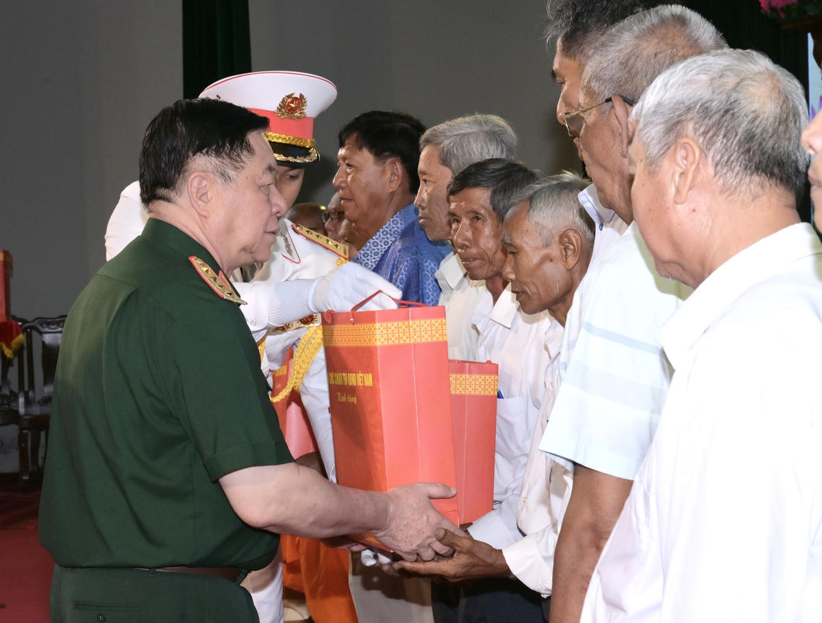 Đại tướng Nguyễn Trọng Nghĩa tặng quà các đại biểu tại chương trình gặp mặt. Ảnh CTV&nbsp;