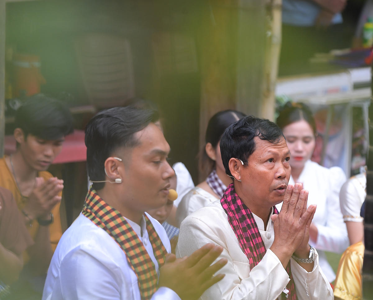 Đồng bào Khmer đọc kinh cầu phúc.