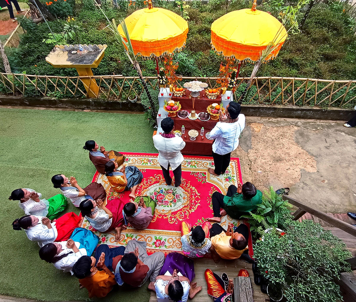 Cúng trăng là nghi lễ truyền thống thiêng liêng của người dân Khmer đến từ tỉnh Vĩnh Long cũng như đồng bào Khmer Nam Bộ để cầu mong mưa thuận, gió hòa, mùa màng bội thu.