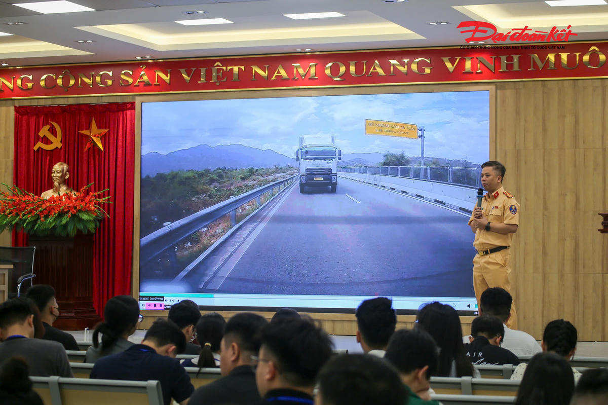 Hà Nội: Phát clip tai nạn giao thông trước giờ sát hạch lái xe để nâng cao nhận thức, trách nhiệm của học viên