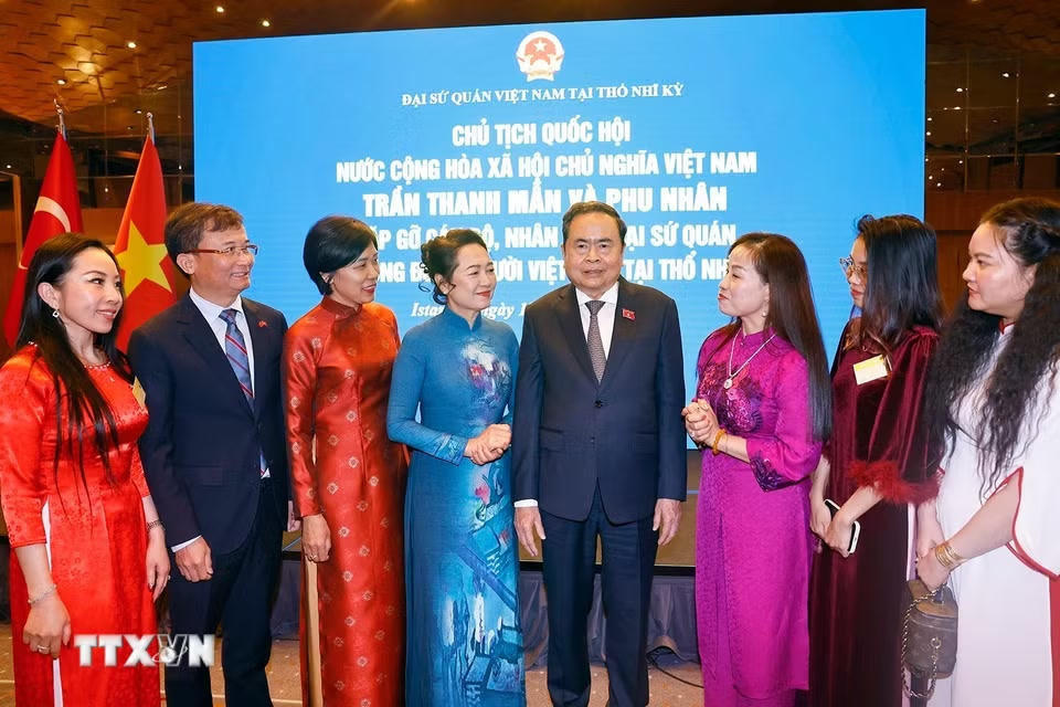 Chủ tịch Quốc hội Trần Thanh Mẫn và Phu nhân với cộng đồng người Việt Nam tại Thổ Nhĩ Kỳ. (Ảnh: Doãn Tấn/TTXVN)