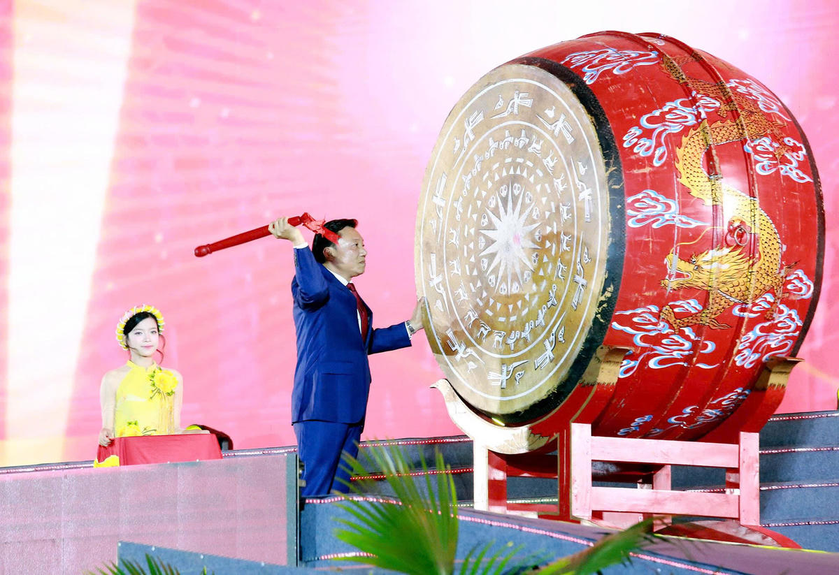 Ông Nguyễn Huy Ngọc - Phó Chủ tịch UBND tỉnh Phú Thọ đánh trống khai hội.