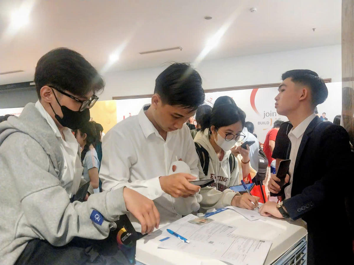 Sinh viên tìm kiếm việc làm. Ảnh: S.X