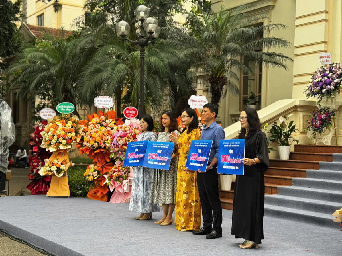 Thứ trưởng Bộ VHTTDL&nbsp;Trịnh Thị Thủy,&nbsp;đại diện cho Thư viện Quốc gia tặng sách cho cơ sở.