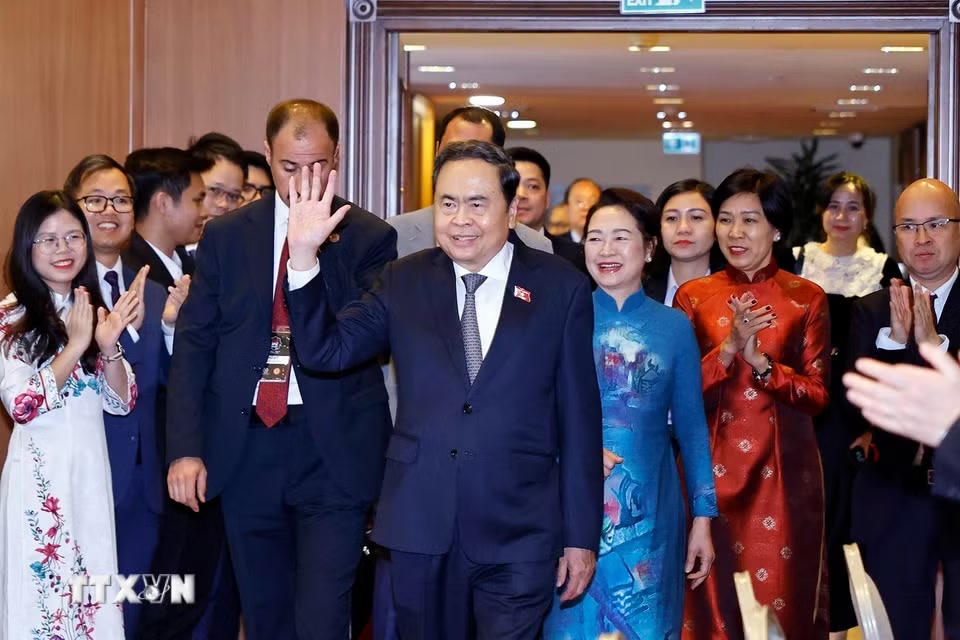 Chủ tịch Quốc hội Trần Thanh Mẫn và Phu nhân gặp gỡ cán bộ nhân viên Đại sứ quán và cộng đồng người Việt Nam tại Thổ Nhĩ Kỳ. (Ảnh: Doãn Tấn/TTXVN)