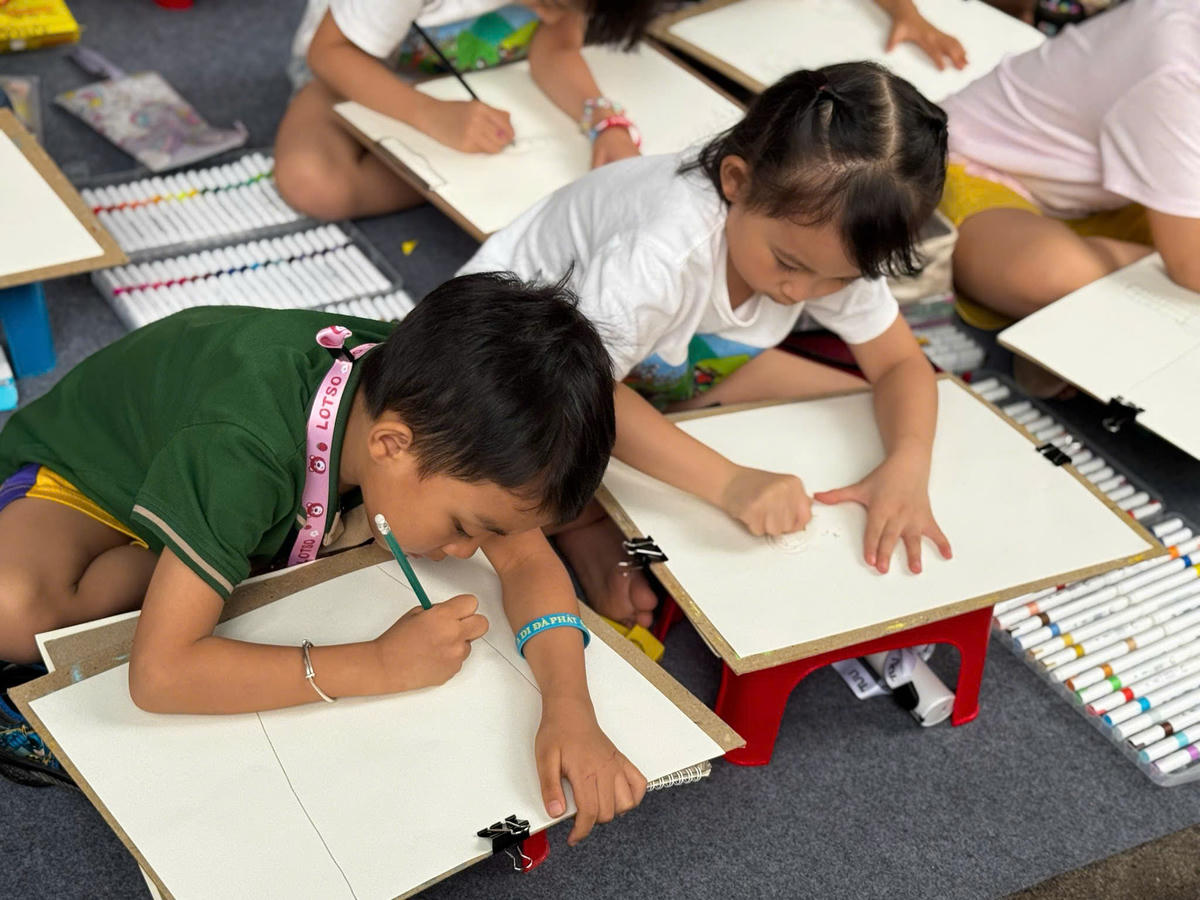 Các em nhỏ tham gia trải nghiệm các hoạt động tại&nbsp;Ngày Sách và Văn hóa đọc Việt Nam lần thứ 5 năm 2026 