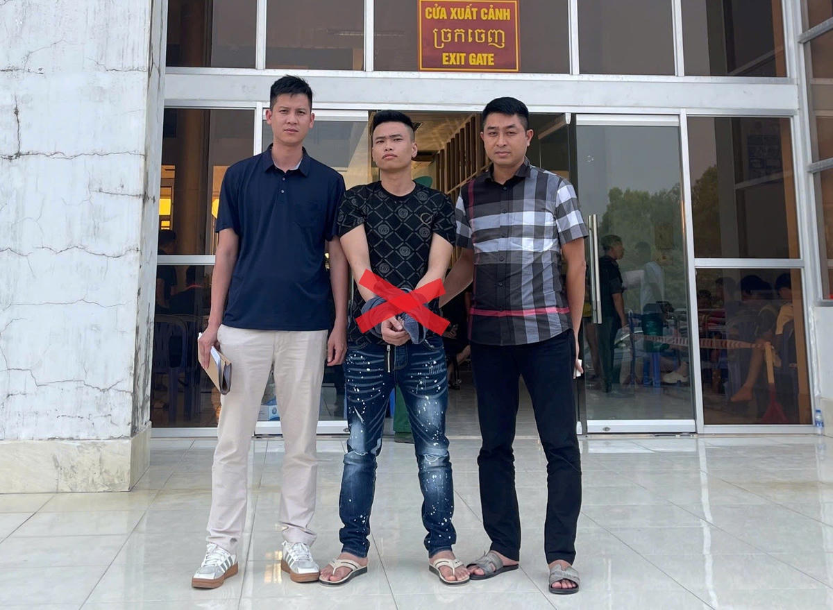 Đối tượng Lê Văn Thủy (giữa) bị bắt giữ. Ảnh: CATP.&nbsp;