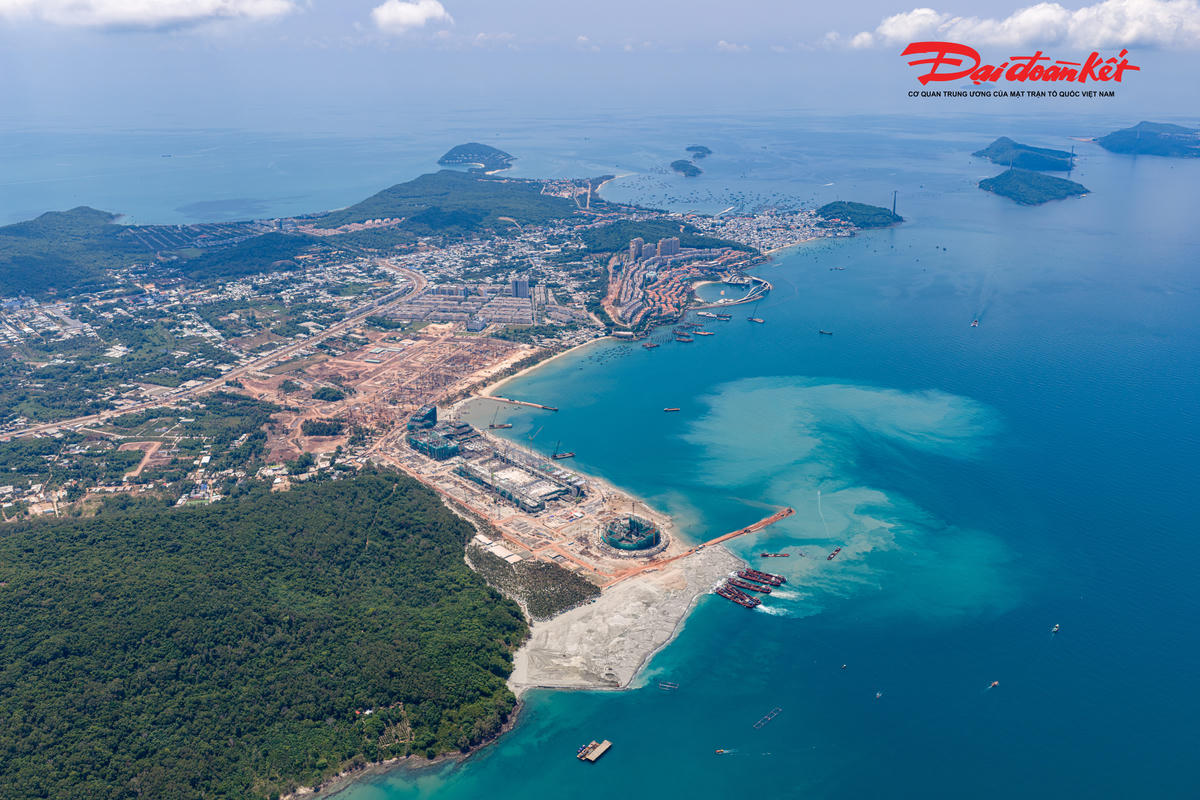 Giữa “đại công trường” trên đảo Ngọc, không khí thi công diễn ra khẩn trương ngày đêm với hàng nghìn kỹ sư, công nhân cùng hệ thống máy móc hiện đại. Từ nền móng ban đầu, công trình đang bước vào giai đoạn then chốt, nơi các hạng mục quan trọng dần được hoàn thiện, tạo nên diện mạo tổng thể rõ nét.