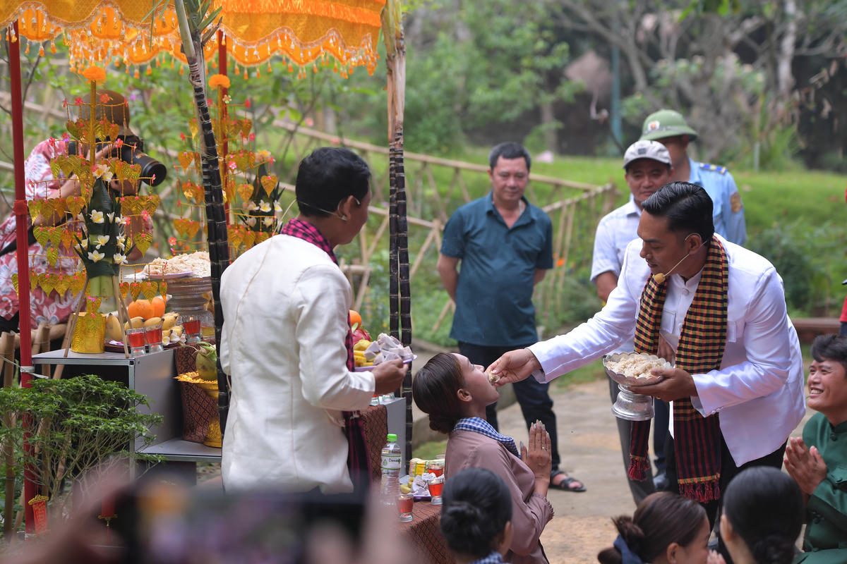 Sau khi đọc kinh cầu phúc, nghi thức đút cốm dẹp cho người thân kèm theo lời cầu nguyện gửi đến thần mặt trăng.