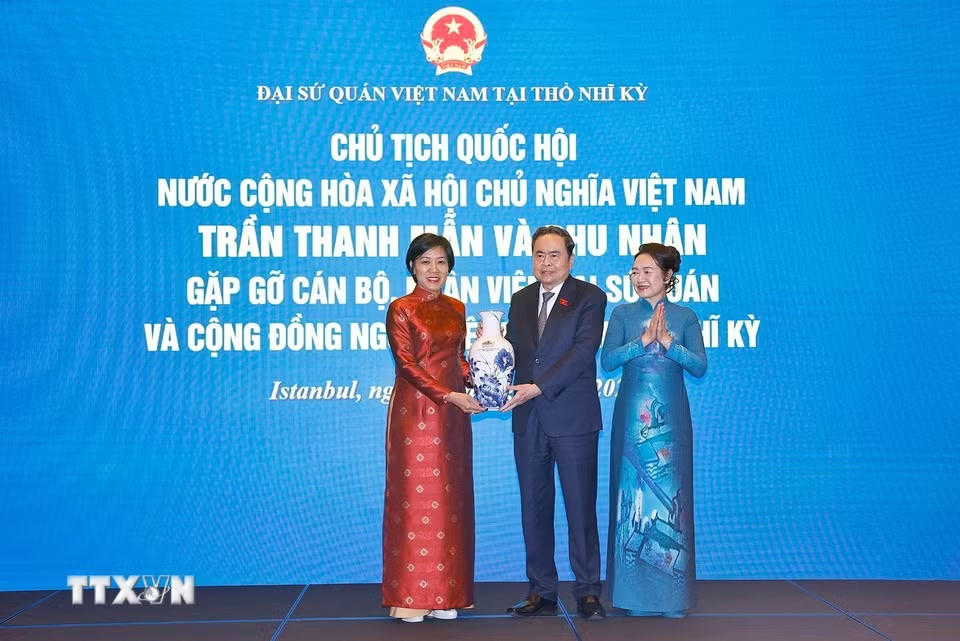 Chủ tịch Quốc hội Trần Thanh Mẫn và Phu nhân tặng quà lưu niệm cán bộ nhân viên Đại sứ quán Việt Nam tại Thổ Nhĩ Kỳ. (Ảnh: Doãn Tấn/TTXVN)