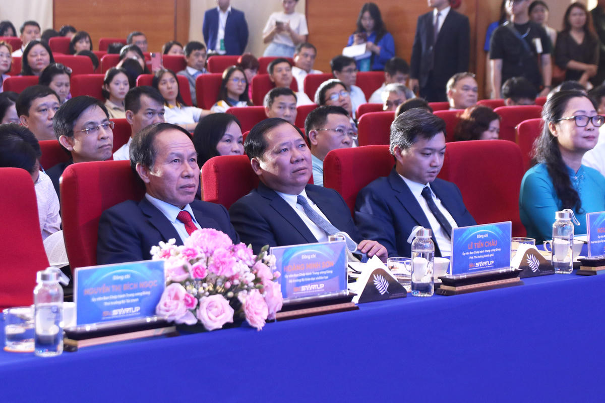 Phó Thủ tướng Chính phủ Lê Tiến Châu, Phó Bí thư Đảng ủy MTTQ, các đoàn thể Trung ương, Phó Chủ tịch UBTƯ MTTQ Việt Nam Nguyễn Phi Long và các đại biểu tham dự Ngày hội.