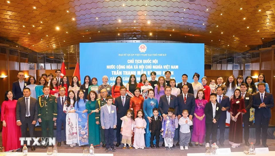 Chủ tịch Quốc hội Trần Thanh Mẫn và Phu nhân với cán bộ nhân viên Đại sứ quán và cộng đồng người Việt Nam tại Thổ Nhĩ Kỳ. (Ảnh: Doãn Tấn/TTXVN)