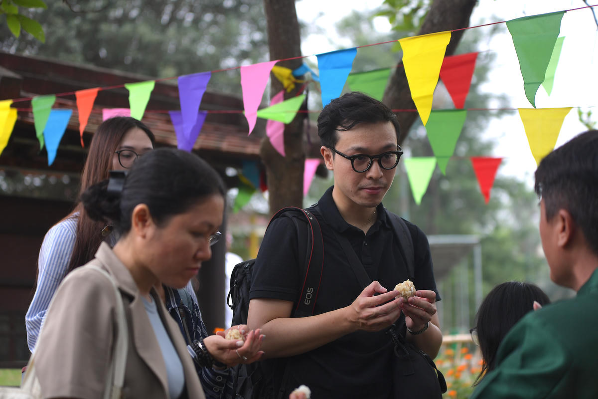 Du khách trải nghiệm thưởng thức món cốm dẹp của&nbsp;người Khmer.