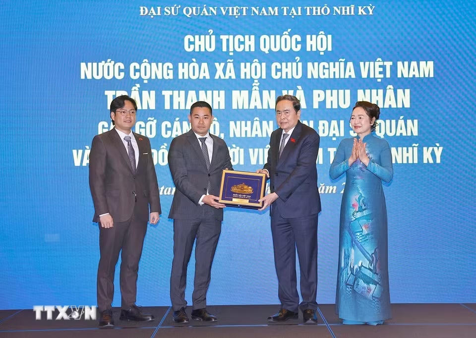 Chủ tịch Quốc hội Trần Thanh Mẫn và Phu nhân tặng quà lưu niệm cộng đồng người Việt Nam tại Thổ Nhĩ Kỳ. (Ảnh: Doãn Tấn/TTXVN)