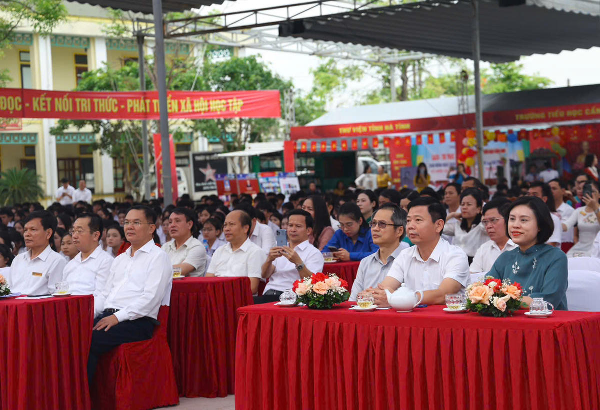 Đại biểu dự buổi lễ. Ảnh: QT.