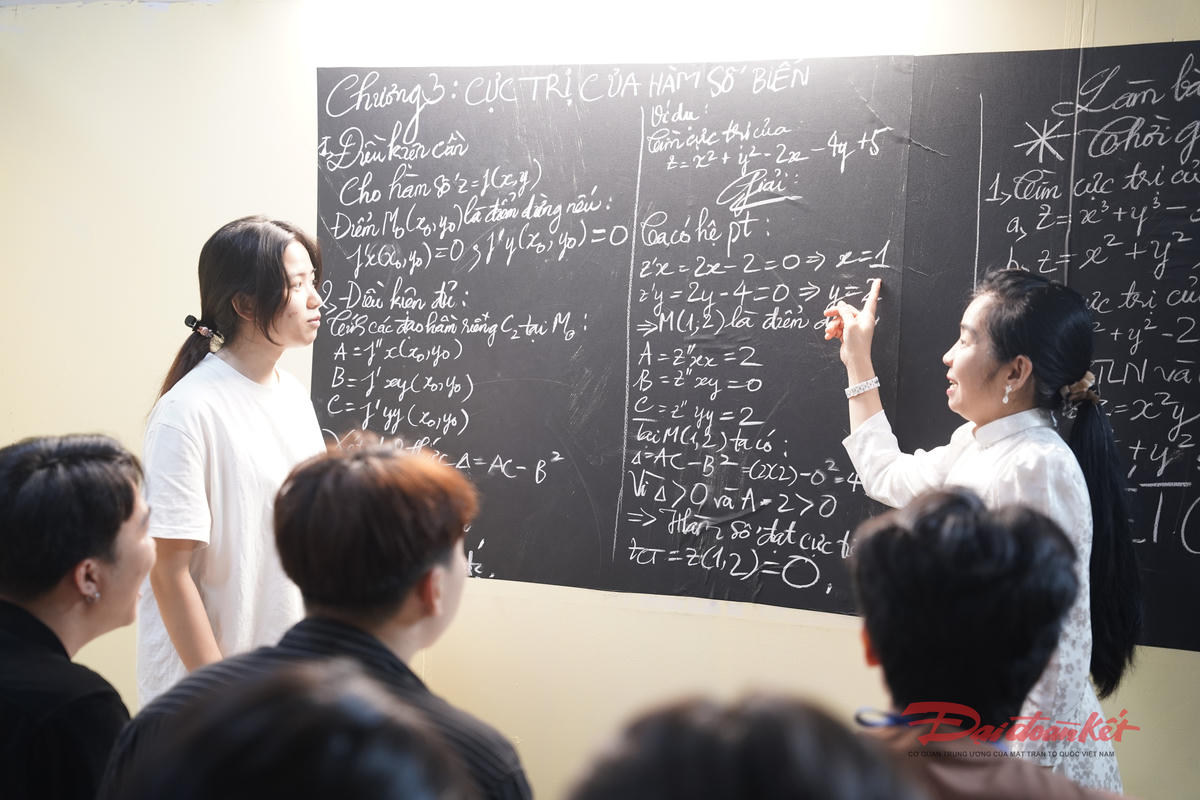 TP Hồ Chí Minh: 'Một thuở vàng son' tái hiện không gian lớp học qua các giai đoạn lịch sử