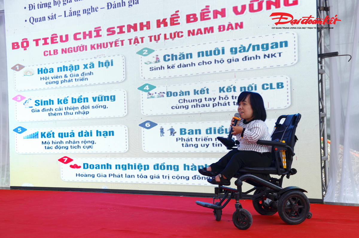Chị Đặng Thị Kim Oanh (32 tuổi) - Phó Chủ tịch Câu lạc bộ Tự lực Người khuyết tật Nam Đàn đã chia sẻ về mô hình sinh kế “Trao cần câu, trao sinh kế” do Hoàng Gia Phát Group đồng hành và hỗ trợ. Ảnh: ĐB