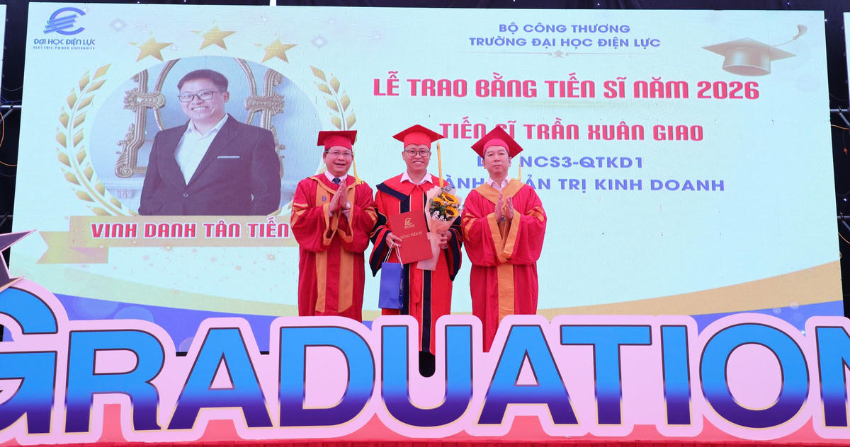 Trường Đại học Điện lực trao bằng cho các tân Tiến sĩ, Thạc sĩ.