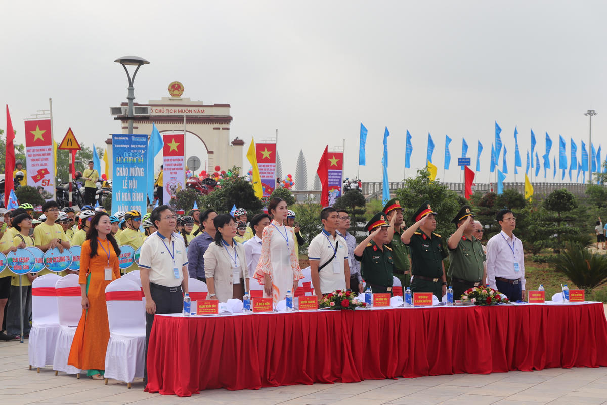 Đại biểu, vận động viên và người dân thực hiện nghi lễ Thượng cờ. Ảnh: BTC.