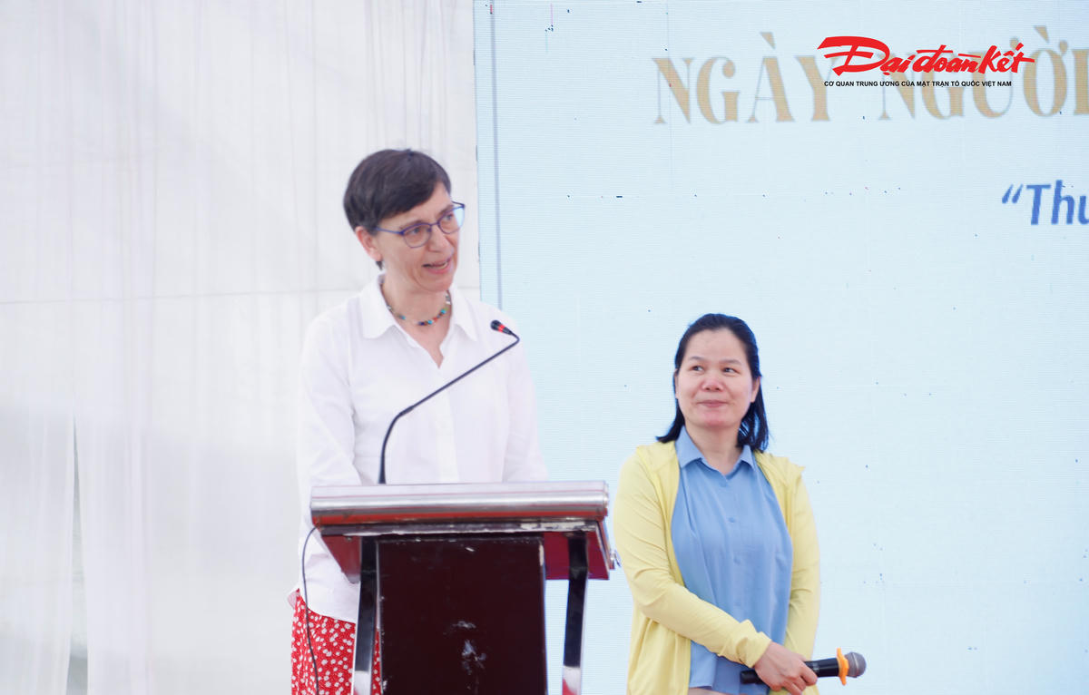 Bà Majbritt Boge Ronald – Trưởng phòng Hợp tác quốc tế tổ chức HDF bày tỏ xúc động khi chia sẻ tại sự kiện. Ảnh: ĐB