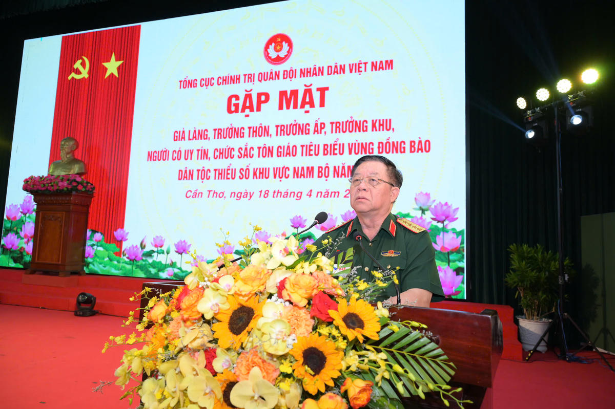 Đại tướng Nguyễn Trọng Nghĩa phát biểu tại buổi gặp mặt. Ảnh: CTV