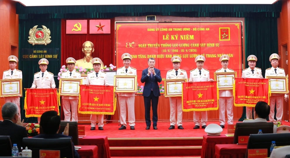 Thủ tướng Lê Minh Hưng&nbsp;trao tặng danh hiệu cao quý cho các tập thể, cá nhân. Ảnh: CAHN