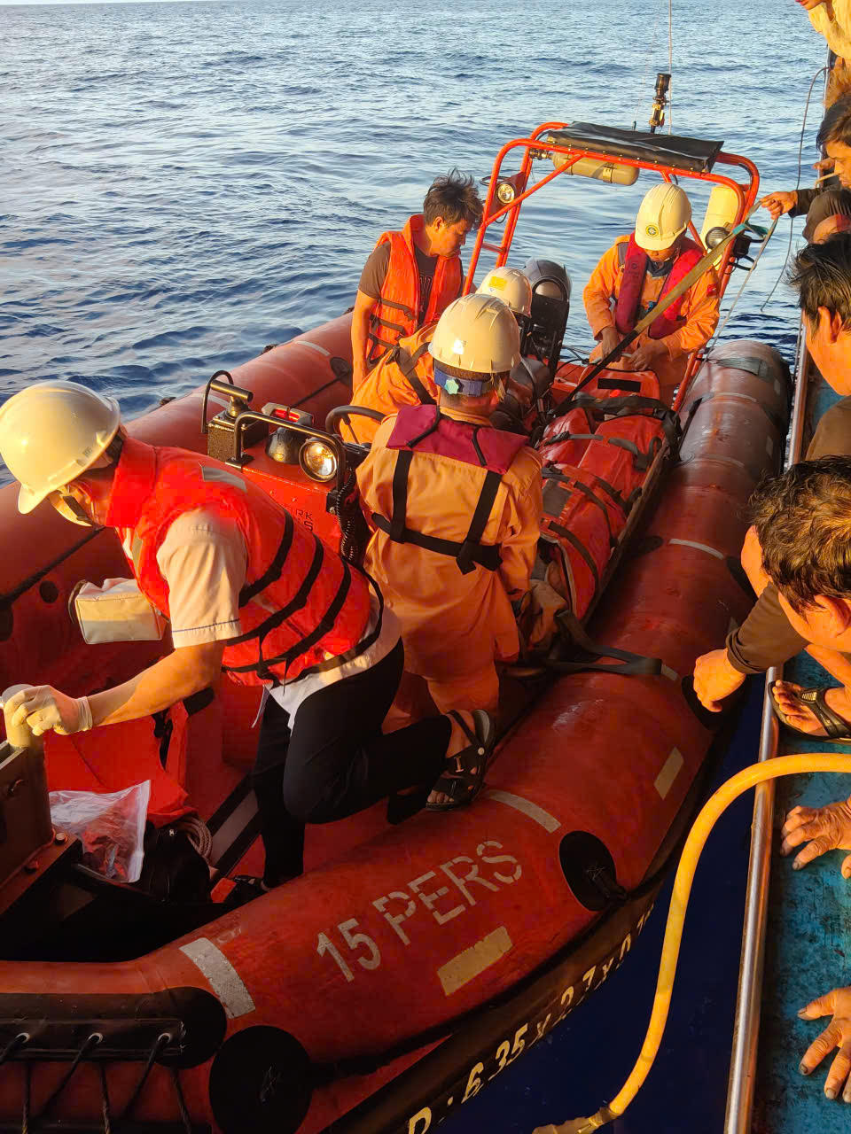 Đà Nẵng: Tàu cứu nạn SAR 631 cứu ngư dân bị đột quỵ ở Hoàng Sa