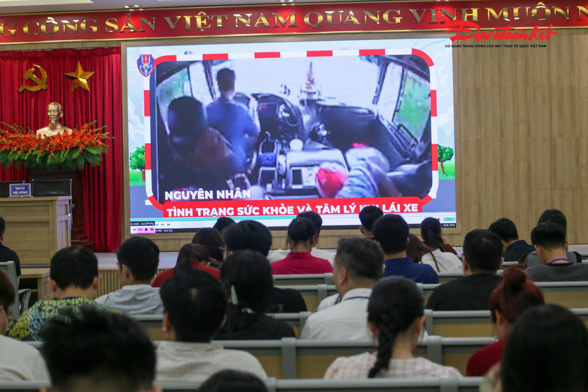 Ngày 18/4/2026, tại Trung tâm Giáo dục nghề nghiệp và sát hạch lái xe Hà Thành, hàng trăm học viên đã có mặt tham dự kỳ sát hạch cấp giấy phép lái xe ô tô các hạng do Phòng CSGT Công an TP Hà Nội phối hợp tổ chức.