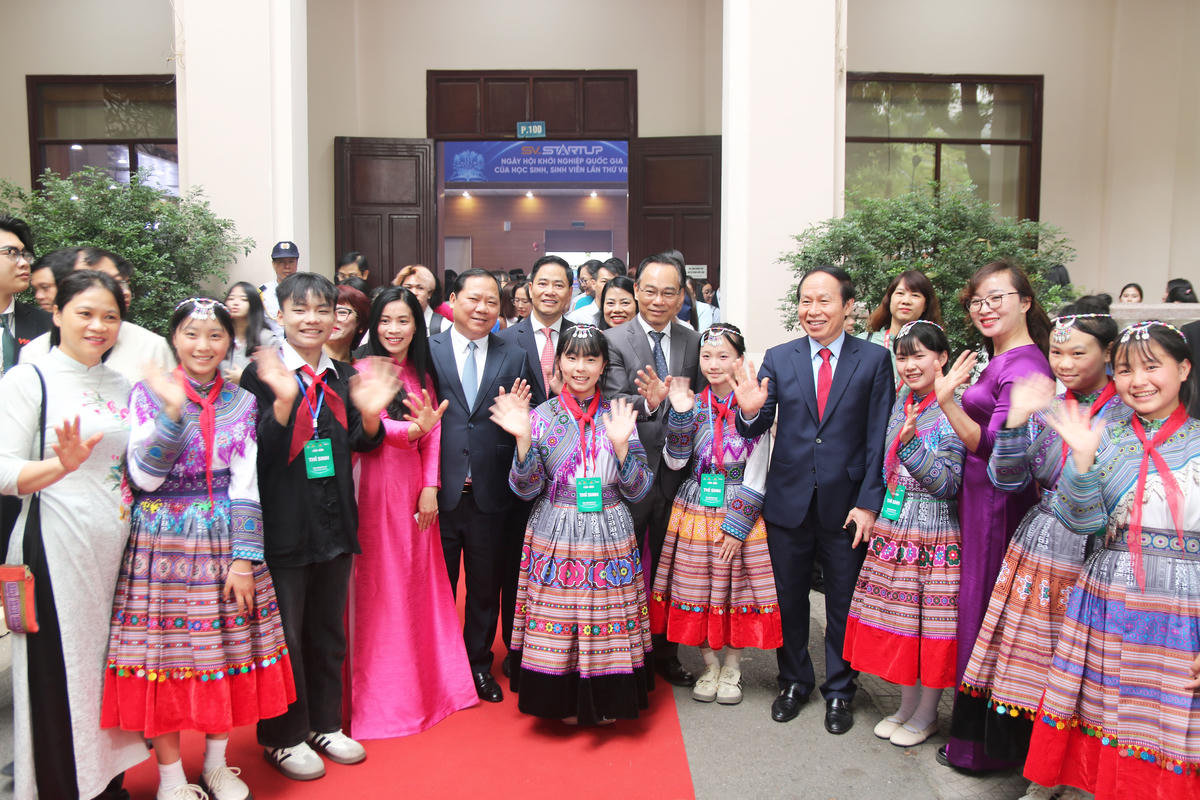 Phó Thủ tướng Chính phủ Lê Tiến Châu, Phó Chủ tịch UBTƯ MTTQ Việt Nam Nguyễn Phi Long, Bộ trưởng Bộ Giáo dục và Đào tạo Hoàng Minh Sơn và các đại biểu chụp ảnh lưu niệm với học sinh, sinh viên tham dự Ngày hội.