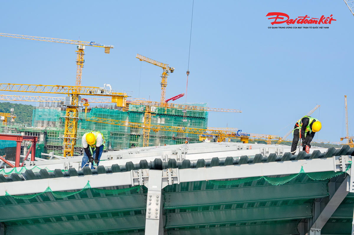 Song song với đó, phương thức thi công “cuốn chiếu” đang được triển khai đồng bộ trên toàn công trường. Ngay khi các phân đoạn mái hoàn thiện, công tác lợp mái và xây tường bao được tiến hành ngay lập tức, giúp tối ưu tiến độ tổng thể và rút ngắn thời gian thi công.