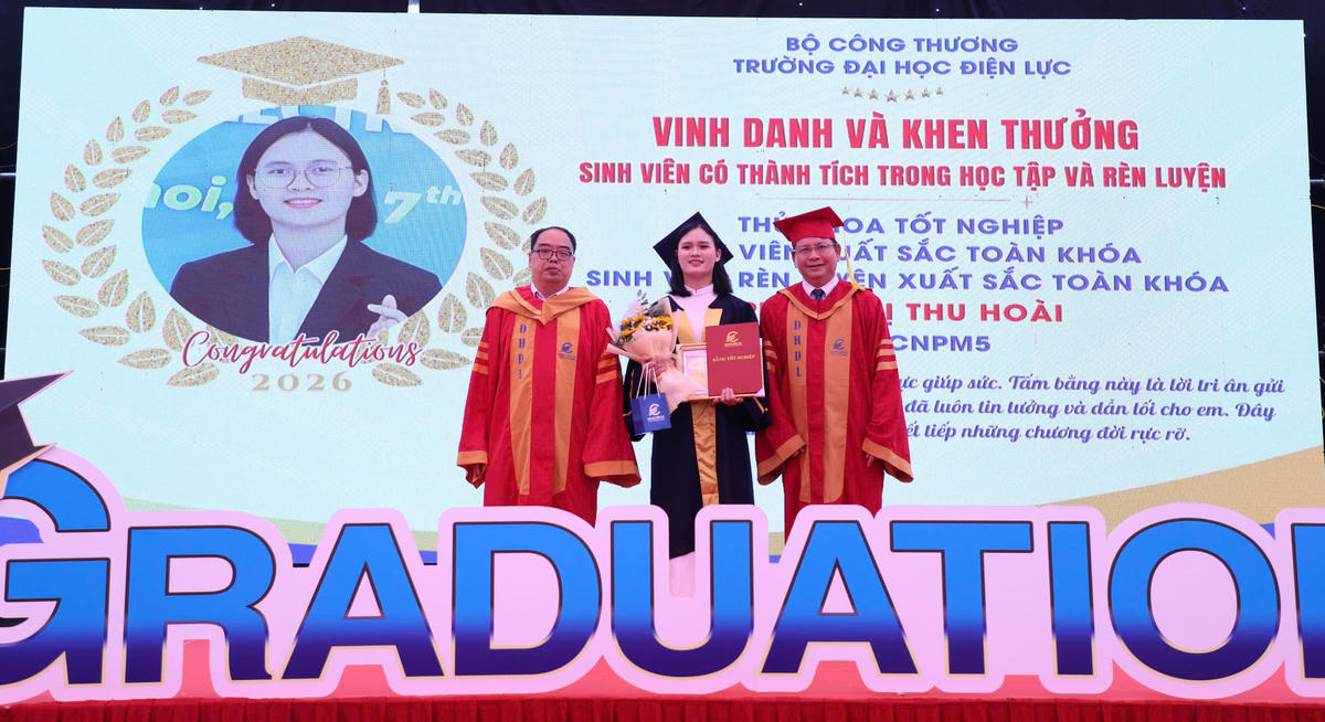 Tân Thủ khoa tốt nghiệp khóa D16 Phạm Thị Thu Hoài.