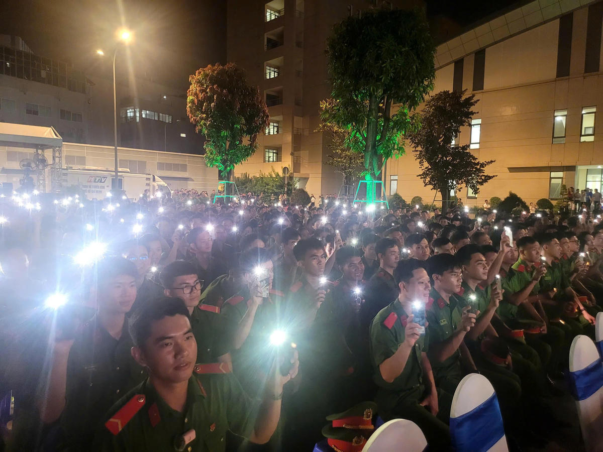 1.600 đại biểu và cán bộ, chiến sĩ CAND cùng bật đèn flash điện thoại, tạo hình biểu tượng lá chắn trên quảng trường Công an TP Hồ Chí Minh. Ảnh: P.Lữ.