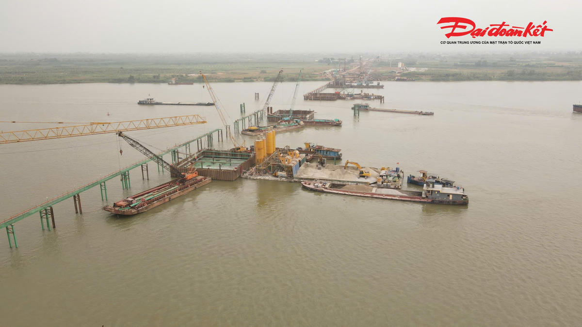 Ông Nguyễn Công Định, Giám đốc điều hành dự án cầu Hồng Hà (nhà thầu Trung Chính) cho biết, đơn vị đang đảm nhận thi công 3 trụ cầu chính và đã huy động tối đa nhân lực, máy móc để đảm bảo tiến độ. Đến thời điểm hiện tại, nhà thầu đang vượt 15% tiến độ thi công đặt ra. 