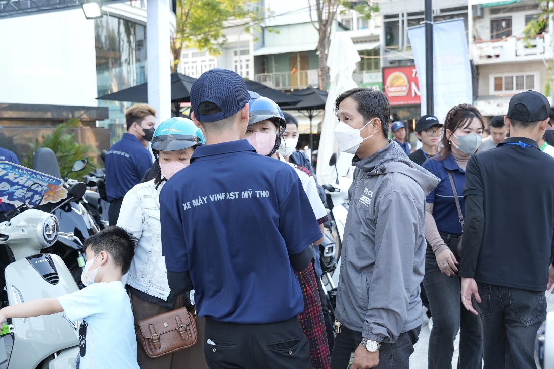 Sự kiện “Đổi xăng lấy điện - Cùng VinFast kiến tạo tương lai xanh” thu hút đông đảo người dân ngay từ ngày đầuSự kiện “Đổi xăng lấy điện - Cùng VinFast kiến tạo tương lai xanh” thu hút đông đảo người dân ngay từ ngày đầu